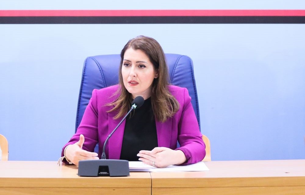 Hapet thirrja per 200 drejtues shkolle, ja 4 qarqet per pozicionet e lira